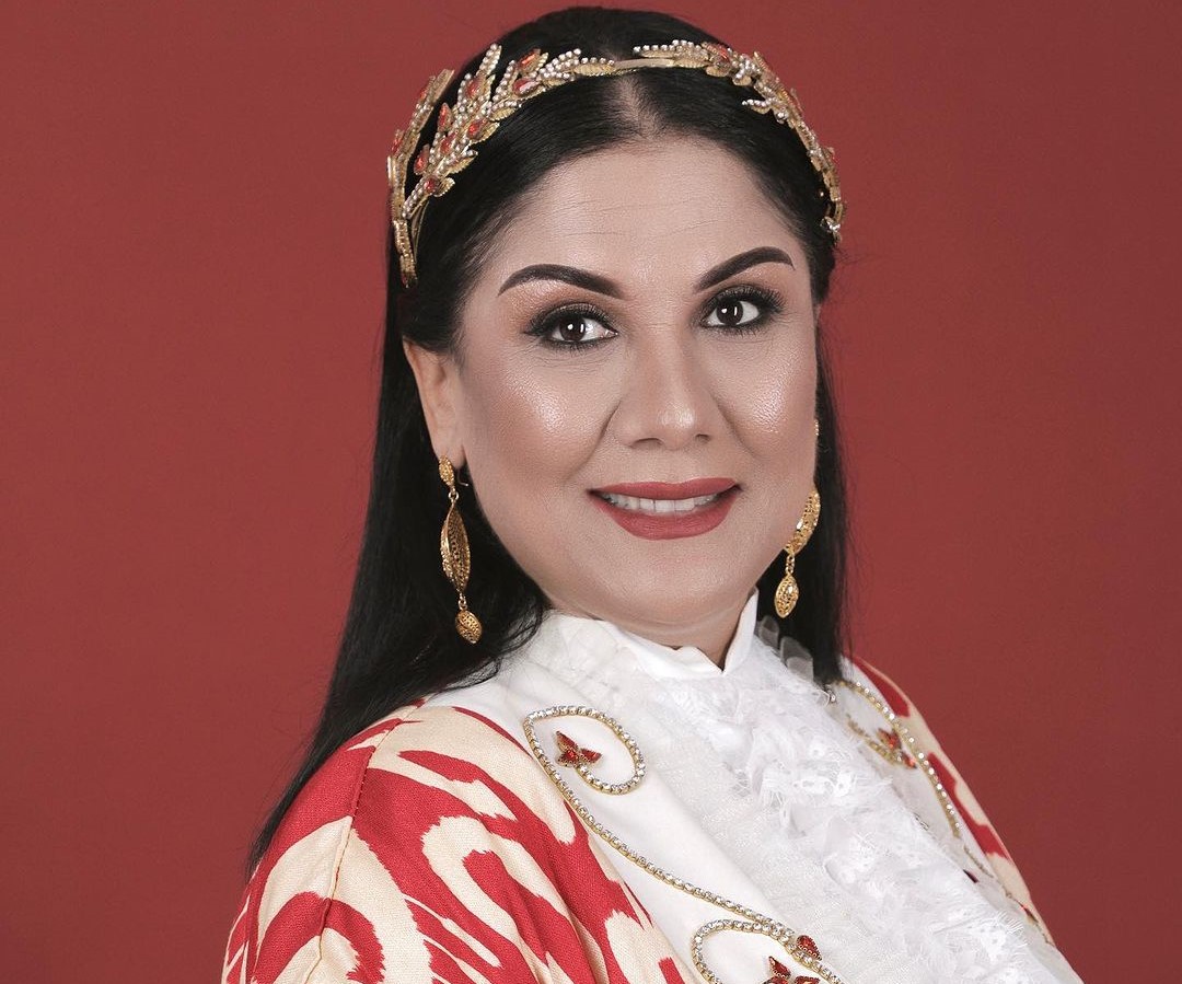 Yuqori poshnali gozal mushuklarning fotosuratlari Strizhenovaning silikon kokraklari